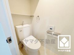 明るく清潔感溢れるトイレです。2連トイレットペーパーホルダーなのでお取替えの手間が軽減できます。