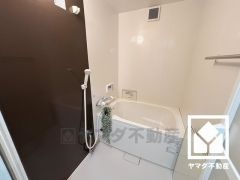 1日の疲れを癒す浴室でゆったりリフレッシュ。清潔感あふれる空間で、毎日のバスタイムをより快適に。