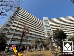 広々とした敷地内にはゆったりとした広場や砂場、すべり台・ブランコなどの遊具のある公園が数多く整備されており、子育て世帯の方にもお勧めです。