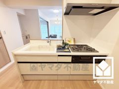 調理に手間がかかりがちな肉や魚を、短時間でサッと焼き上げることができるグリル付き。換気効率が高くお手入れしやすいスリム型のレンジフードも完備。スッキリとしたスタイリッシュなデザインも魅力の一つです。