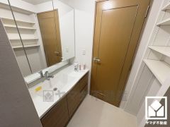 バスタオルやパジャマ等を収納できるリネン庫。洗剤等のストックも収納できるので、洗面室をすっきり清潔に保つことができそうです。可動棚なので用途に合わせて高さを調整できます。