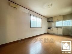 キッチンは空間を有効活用できる壁付けタイプ。窓がございますので、昼間は手元が明るく、お料理がはかどります。（リフォーム前の写真です）