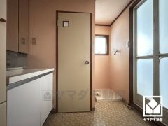 使いやすさが考えられた3面鏡です。収納付き洗面台の為スッキリお使い頂けます。
