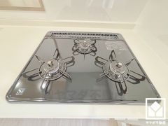 毎日の料理がもっとスムーズに。便利な3口コンロ付きキッチン。