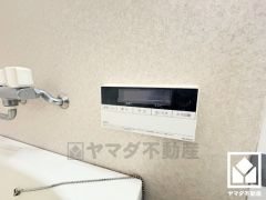 ボタン1つで自動でお湯張りができるオートバス機能付き。追い炊き機能もございますので、いつでも温かいお風呂に入ることができます。