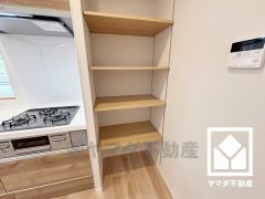 キッチン横にはパントリーがございます。まとめ買いしても心配要らずの収納力です。