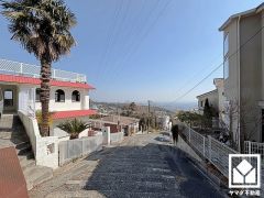 敷地入口からは西宮市内を一望できる開放的な眺望が広がっています。