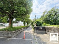 収納力豊富なトランクルーム付き。アウトドア用品や季節の荷物、趣味の道具もしっかり収納できます。（使用料月額400円）