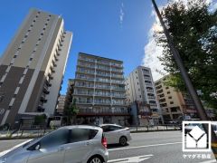 キッチンは空間を有効活用できる壁付けタイプ。