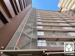 敷地北側には道路を挟んで「西宮交通公園」がございます。標識や交差点などが小さなスケールで再現されており、遊びながら交通ルールを学べるユニークな公園で、子育て世帯の方にもお勧めです。