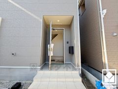 「ファミリーマート尼崎戸ノ内」まで徒歩7分、「ライフ庄内店」まで徒歩14分など、お買い物施設が徒歩圏内に複数あり便利な住環境です。