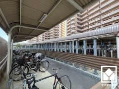 宅配ボックスも完備しています。留守でも安心、荷物の受け取りをスムーズに。