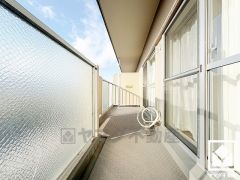 西向きバルコニーで風通し良好。奥行きがあり広々としているため、お洗濯物をたっぷりと干す事ができます。