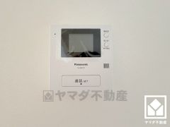突然の来訪時でも安心なモニター付きインターホンを完備。お留守番中のお子様でも簡単に来訪者の確認ができます。