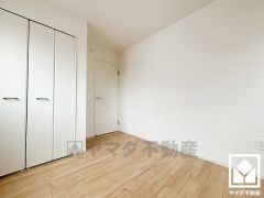 約5帖の2階南側洋室です。独立した居室なのでプライベートな時間をゆったり過ごせそうです。