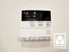 ボタン1つで自動でお湯張りができるオートバス機能付き。追い炊き機能もございますので、いつでも温かいお風呂に入ることができます。