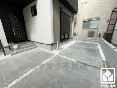 駐車スペースを並列2台分確保。重い荷物や雨の日の移動もスムーズで、快適なカーライフを実現。来客時にも便利です。