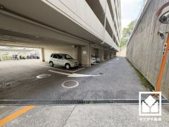 敷地内に駐車場を完備。重い荷物や雨の日の移動もスムーズで、快適なカーライフを実現。ご成約でヤマダポイントプレゼント中です。お問合せお待ちしております。