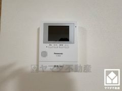 突然の来訪時でも安心なモニター付きインターホンを完備。お留守番中のお子様でも簡単に来訪者の確認ができます。