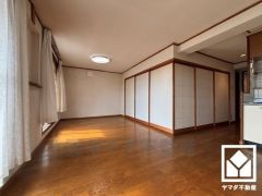 和室は角に柱がないL字コーナーの襖なので、開放感のある広々17.5帖のリビングとして一体利用も可能です。