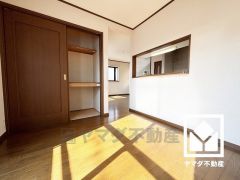 心地よい空間が広がるリビングで、家族みんなが快適に過ごせる時間を提供。