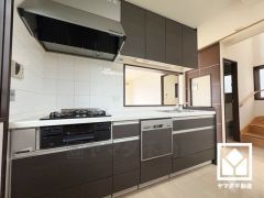 開放的なセミオープンキッチンでご家族とのコミュニケーションが取りやすいです。便利な3口コンロ付き。