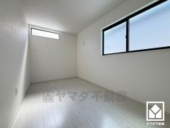 約6.2帖の2階洋室です。全居室に窓がございます。明るい陽光がたっぷり差し込む心地よい生活空間です。