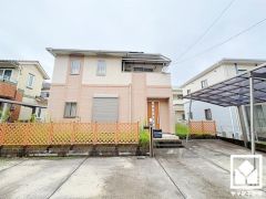 家族との時間も、自分だけの時間も心地よく過ごせる。シンプルで飽きのこない設計が、暮らしに余白をもたらします。この住宅は、日々の暮らしをそっと支えてくれます。