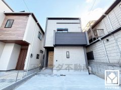 駐車スペースを並列2台分確保。重い荷物や雨の日の移動もスムーズで、快適なカーライフを実現。来客時にも便利です。