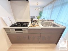 カウンターキッチンなので配膳や片付けがしやすく、お料理中でもお子様の様子が分かって安心です。