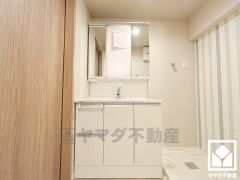 収納付きでスッキリお使い頂ける3面鏡の洗面台です。洗面ボウルが広めなので、忙しい朝でも身支度がしやすく時短になります。