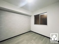 約4.4帖の洋室です。大きな窓からは明るい光が降り注ぎます。柔らかな光が差し込むお部屋で、快適で落ち着いた生活をお送りいただけます。