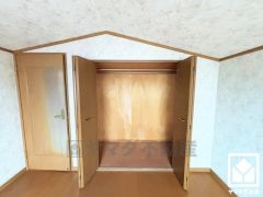 屋根裏収納部屋はクローゼット付きの洋室としてもお使いいただけます。独立したお部屋なのでプライベートな時間をゆったり過ごせそうです。