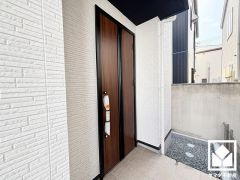 ドアの窓から光が差し込み、外出時にも帰宅時にも、明るい気持ちになれる玄関です。