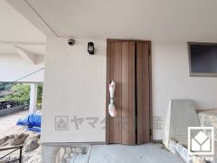 ボリューム感のあるラウンド状のデザインが美しい玄関ドアです。帰るたびにホッとできる、心地よい住まいの入り口。