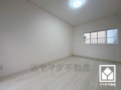 収納スペースやインテリア小物を置いて飾り棚としてもお使いいただける棚がございます。