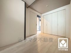 約4帖の洋室です。全室フローリングでお掃除ラクラク。ウォークインクローゼットがあり、お部屋の広さを最大限に活用できます。