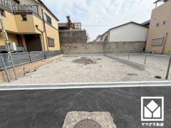 キッチン横には窓がございますので、昼間は手元が明るく、お料理がはかどります。