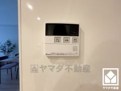 ボタン1つで自動でお湯張りができるオートバス機能付き。追い炊き機能もございますので、いつでも温かいお風呂に入ることができます。