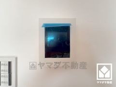 突然の来訪時でも安心なモニター付きインターホンを完備。お留守番中のお子様でも簡単に来訪者の確認ができます。