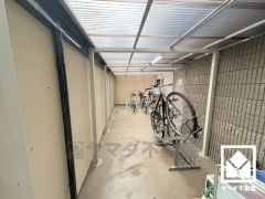 屋根付き駐輪場なので、雨や風、直射日光から自転車を守ることができます。