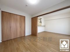 リビングに隣接する引き戸のお部屋で、約15.8帖の大空間として一体利用も可能です。