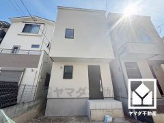 浴室には小窓が付いているので、こもりがちな湿気もすぐ取り除くことができます。