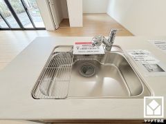 清潔感あふれるシンクで、毎日を気持ちよくスタート。浄水器付きなので、いつでも安心・安全な水をお使いいただけます。