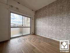 約5帖の洋室です。全居室に窓がございます。明るい陽光がたっぷり差し込む心地よい生活空間です。