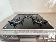 家族のごはん作りがはかどる。同時調理ができる3口コンロ付き。