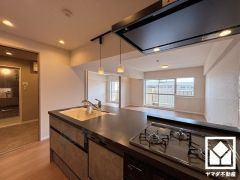 フラットタイプのカウンターキッチンなので配膳や片付けがしやすく、お料理中でもお子様の様子が分かって安心です。