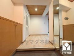 シンプルで洗練された玄関スペース。帰るたびにホッとできる、心地よい住まいの入り口。お出かけの前のチェックにも便利な鏡付きです。