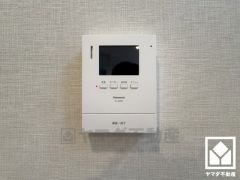 突然の来訪時でも安心なモニター付きインターホンを完備。お留守番中のお子様でも簡単に来訪者の確認ができます。