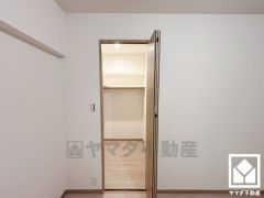 収納力豊富なウォークインクローゼット付き。お洋服はもちろん、スーツケースなどの大物もしっかり収納できます。